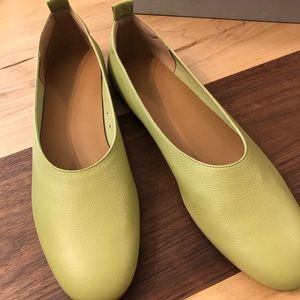 Everlane Italian leather day glove flat shoe size 9 in pepper green color